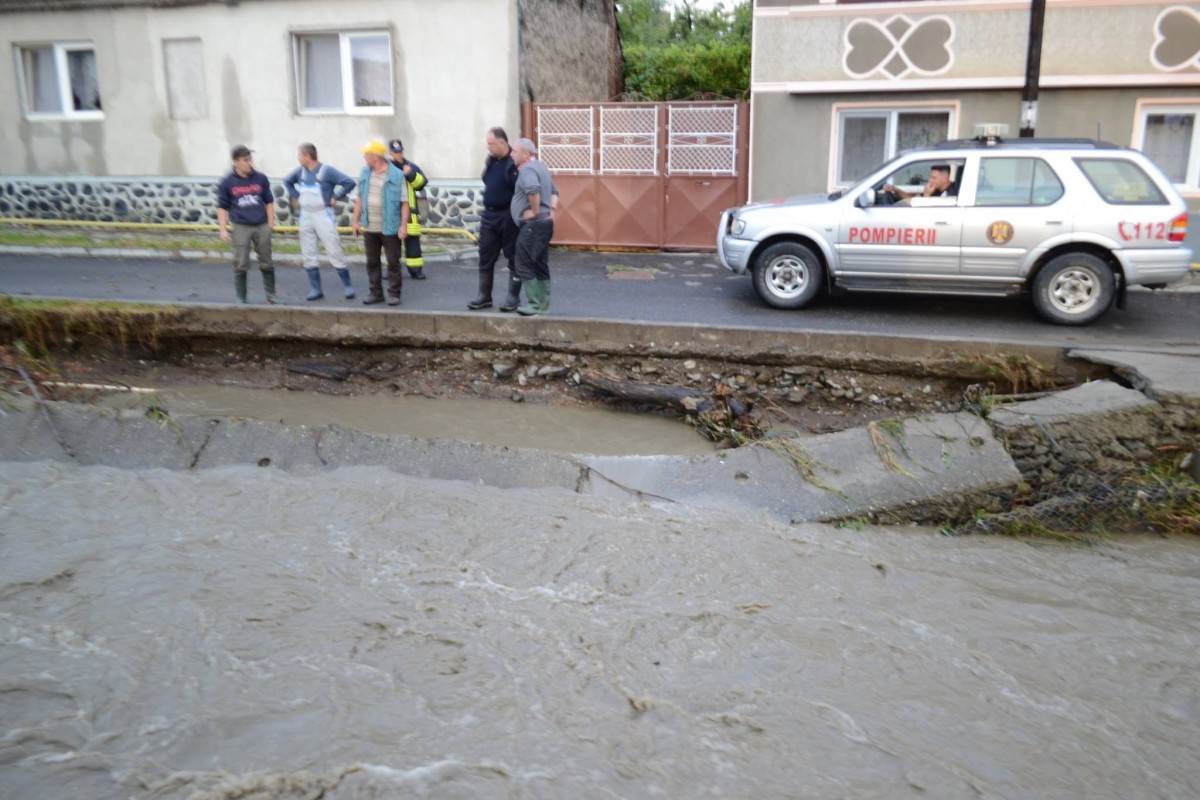 Foto: Zeci de locuinţe şi gospodării inundate în Sibiu, în urma ploilor abundente