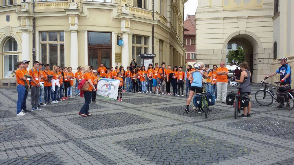 Două tinere din SUA pedalează pe biciclete pentru copiii români care suferă de boli grave