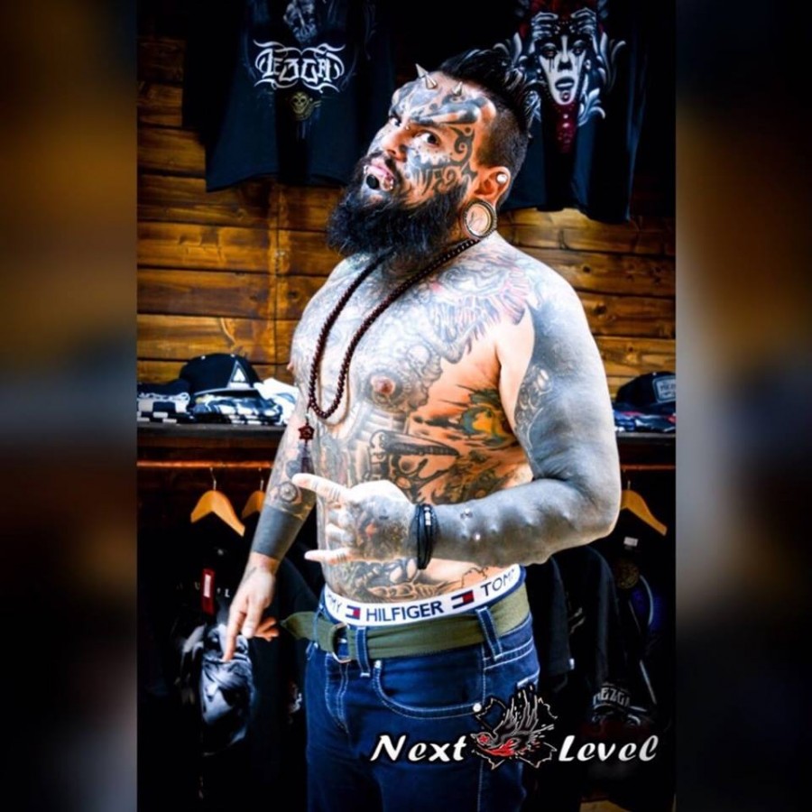 Cel mai tatuat om din lume se află zilele aceste la Sibiu. Participă la Transilvania Tattoo