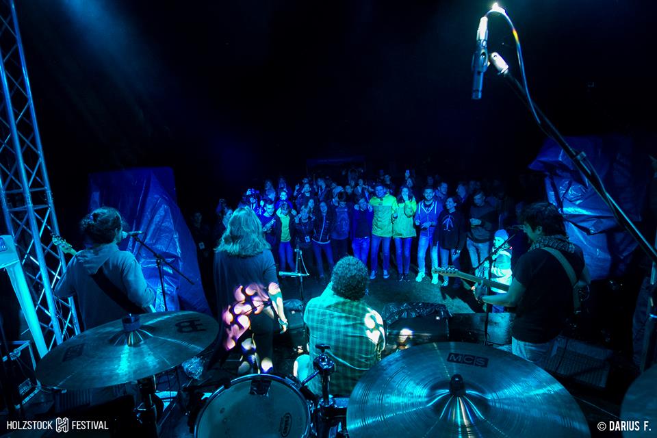 Tobogan cu apă și muzică live. La Festivalul Holzstock din Hosman