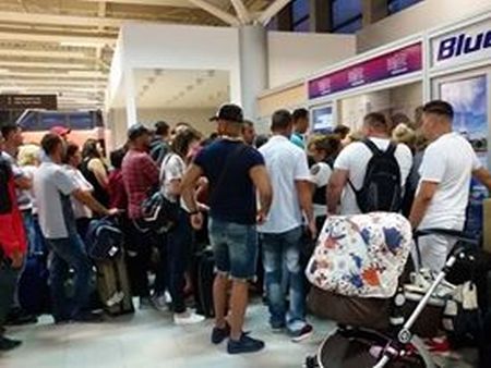 FOTO – Zbor anulat pe Aeroportul Sibiu. Pasagerii au făcut scandal