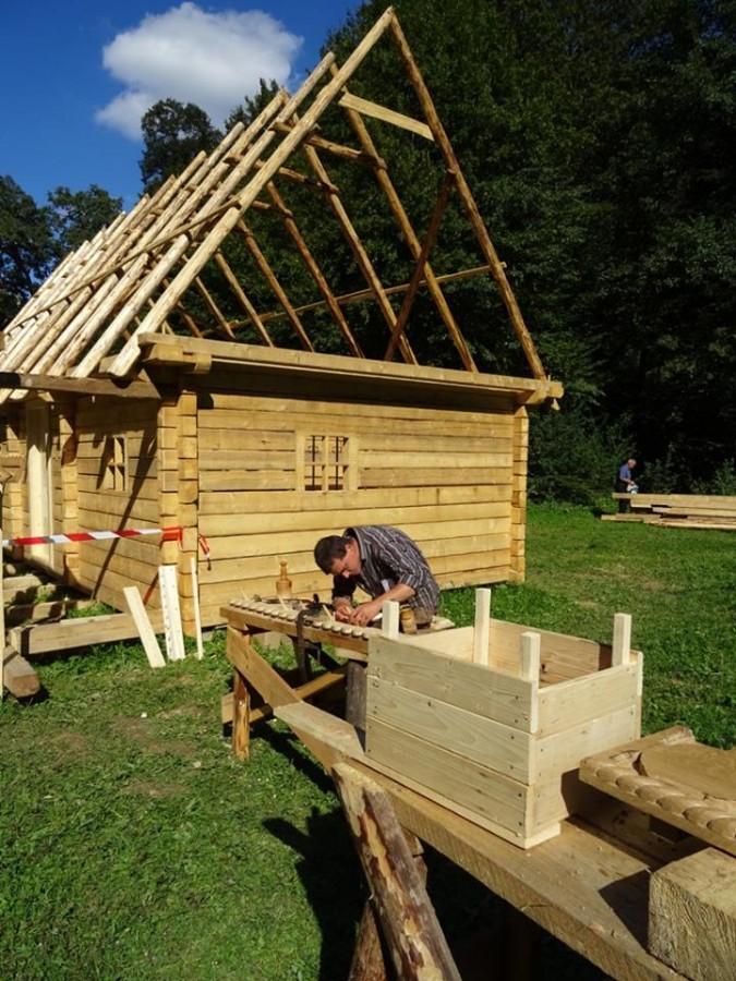 Sute de oameni, interesați să cumpere o casă de acum 150 de ani