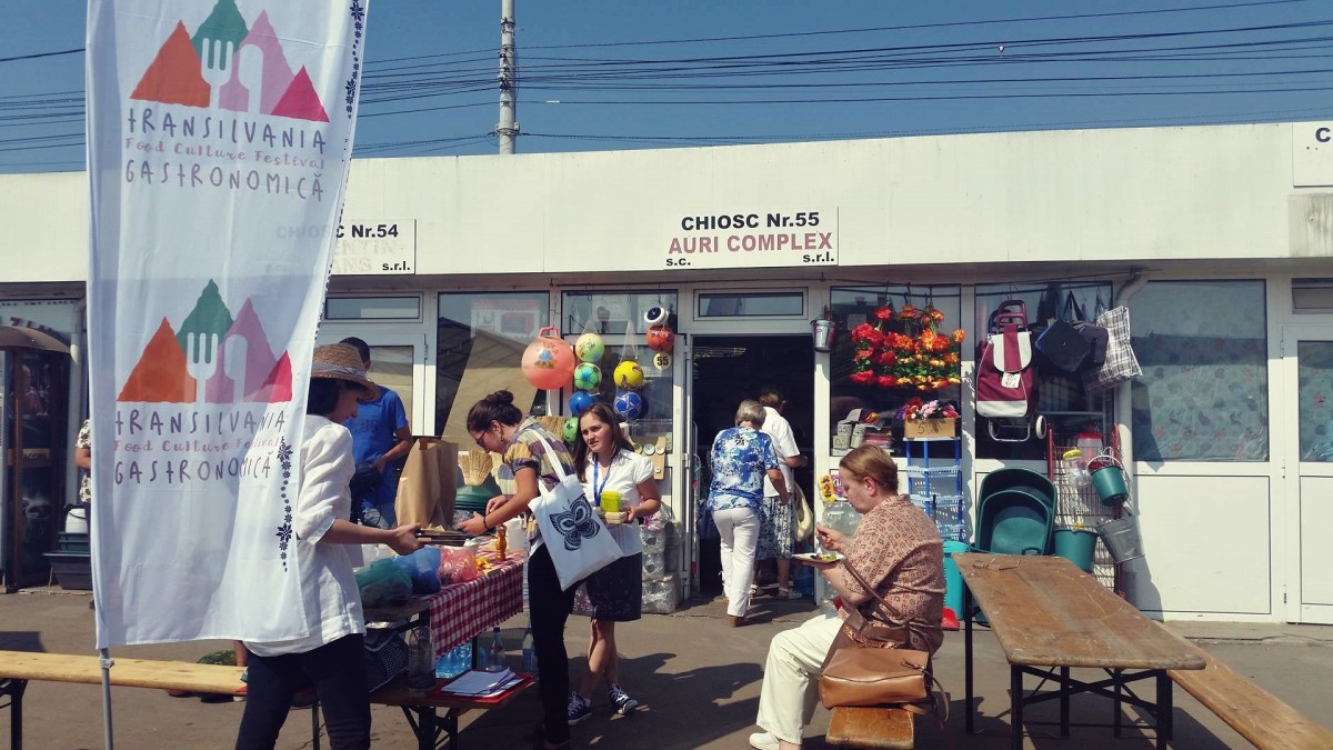 “Am mâncat măr cu piper”. Aventură culinară în Piața Cibin