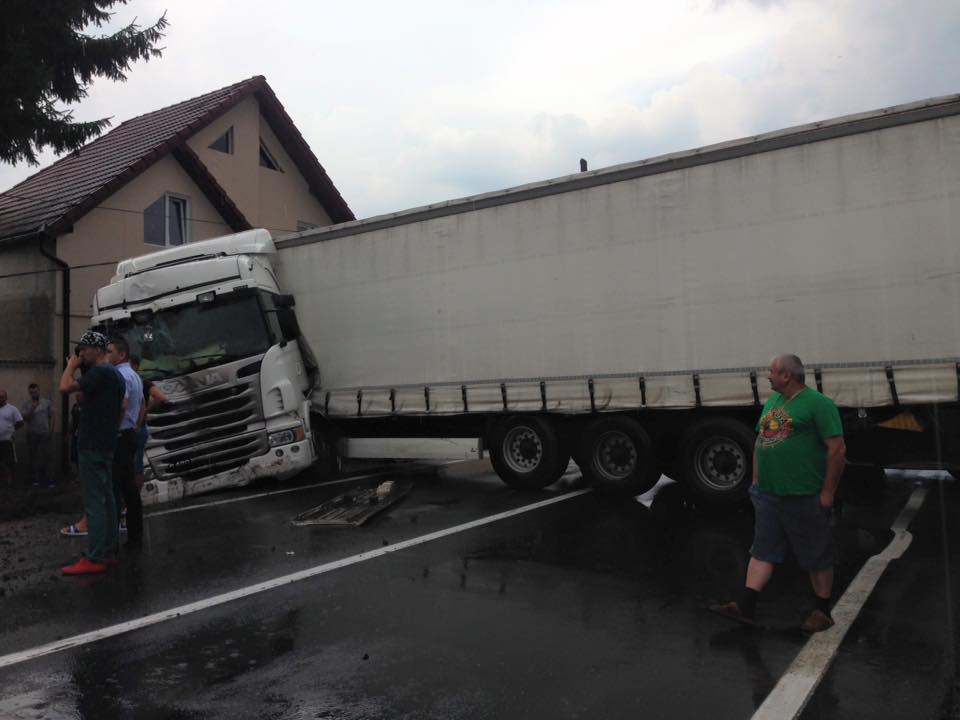 Foto |Traficul a fost deblocat, după ce un tir derapat a ajuns de-a latul pe  DN1, la Miercurea