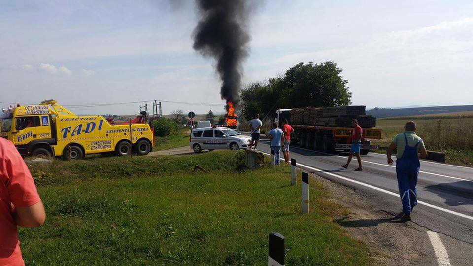 O mașină a luat foc pe DN1