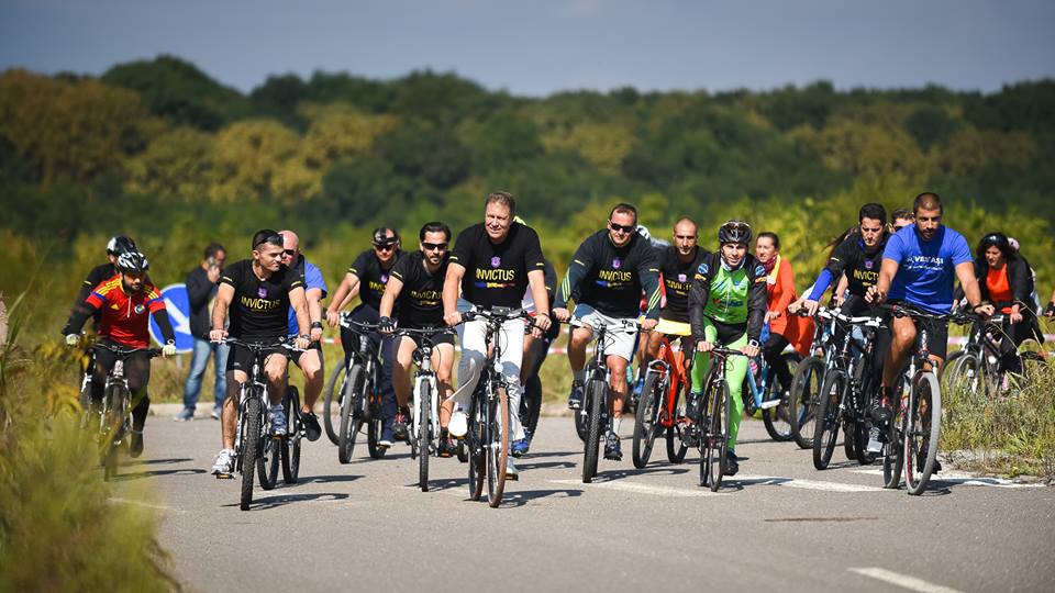 Iohannis a pedalat pentru participarea la Invictus 2017 a militarilor răniți în Afganistan | foto video