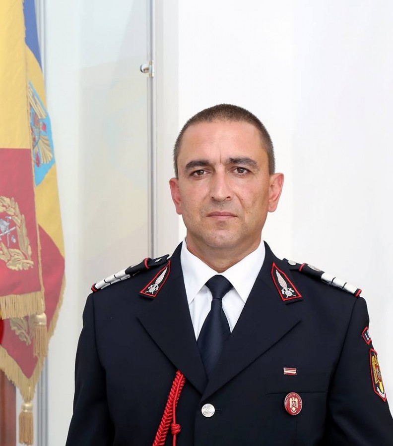 Adrian Săceanu a salvat 28 de oameni dintr-un incendiu. Este pompierul de onoare al anului în România