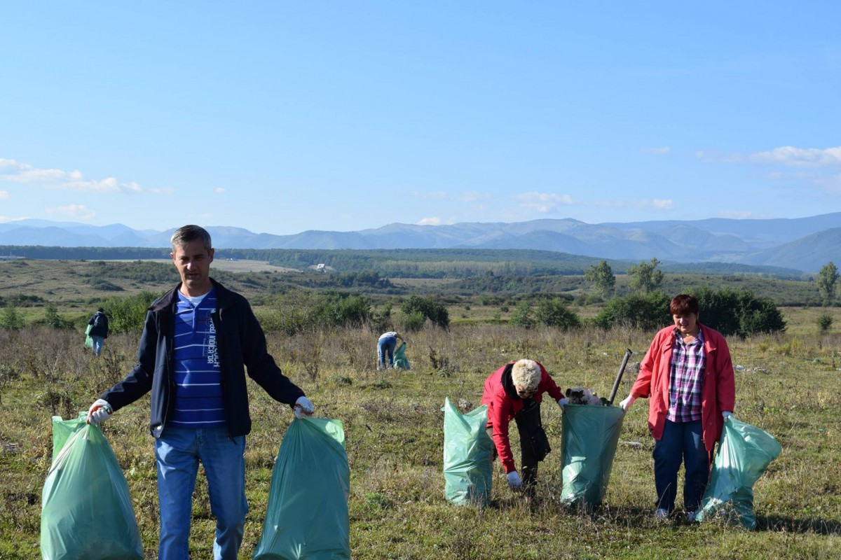 Angajaţii Prefecturii Sibiu, voluntari în campania Let’s Do It, România. Au strâns 50 de saci de deşeuri
