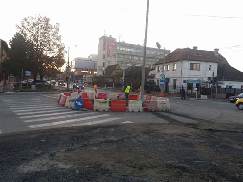 Sensul giratoriu din capătul străzii Bâlea, ”pus în funcțiune” din balize de plastic