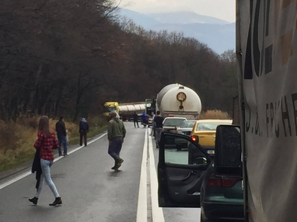 ACTUALIZARE Coliziune între un TIR și o autocisternă, pe Hula Bradului / Foto