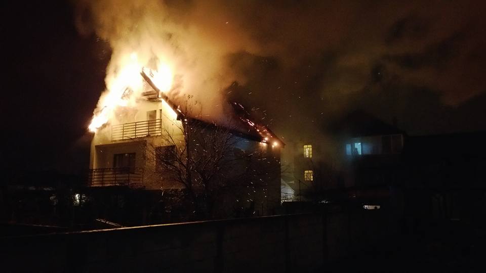 ACTUALIZARE De la ce a luat foc acoperișul casei de pe Lăptăriei