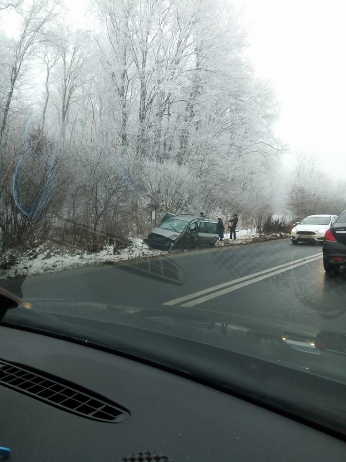 FOTO Accident la Hula Bradului. Se circulă normal