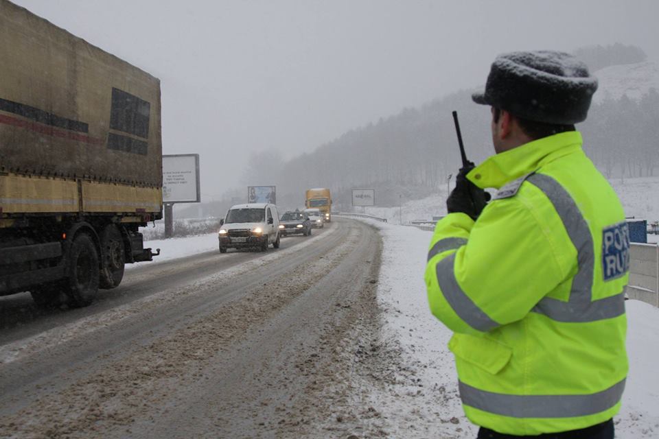 Sibieni înzăpeziți în Harghita. Au fost direcționați greșit de GPS-ul autoturismului