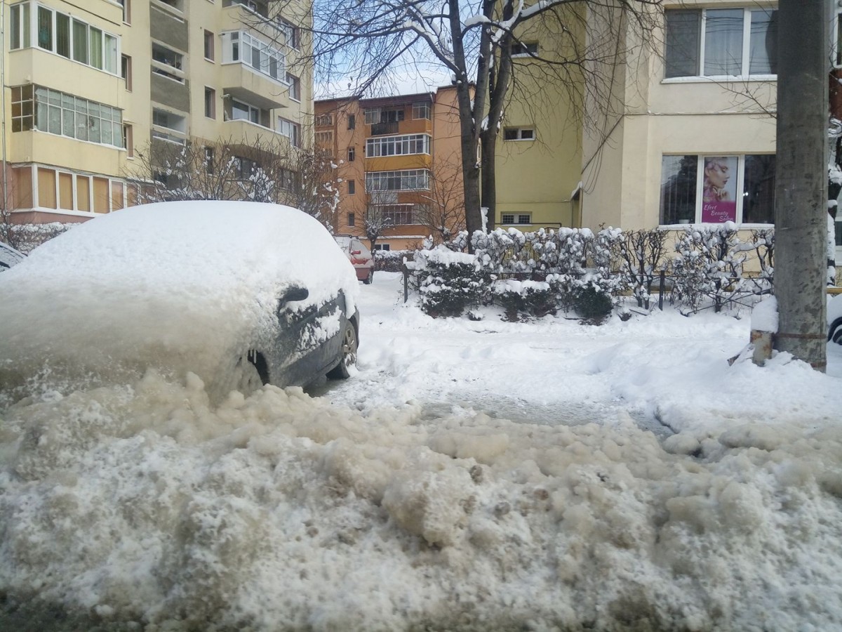 FOTO Gheață la mal pe Mihai Viteazu. Mâine se eliberează mașinile din parcări