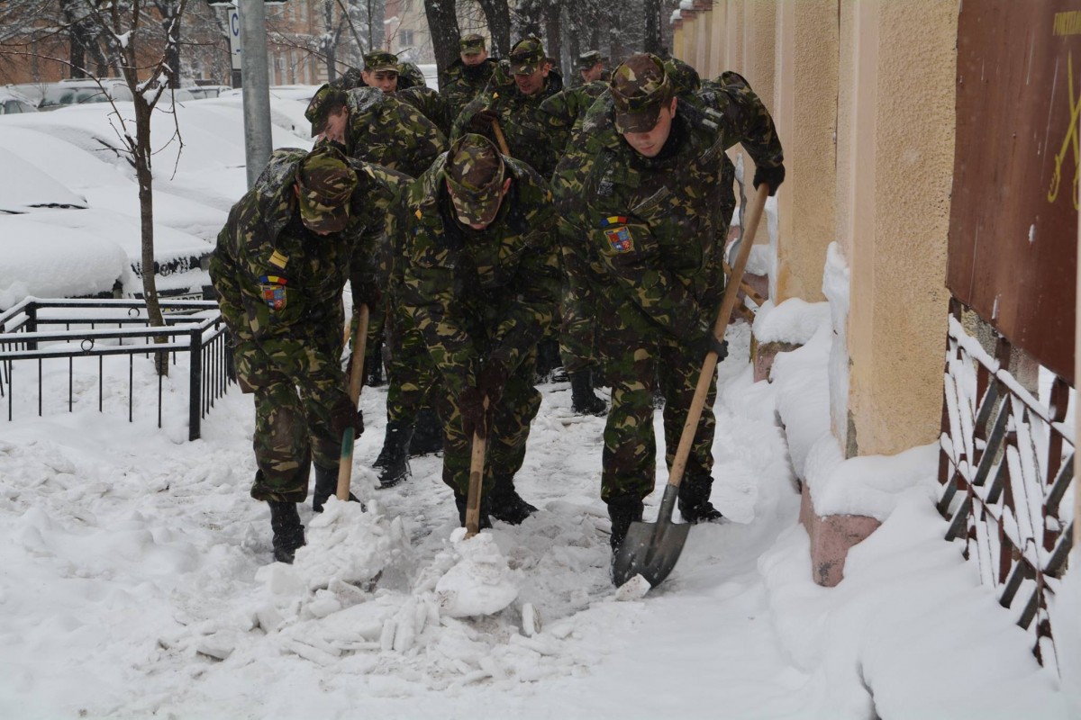 Studenții militari din Sibiu au deszăpezit trotuarele