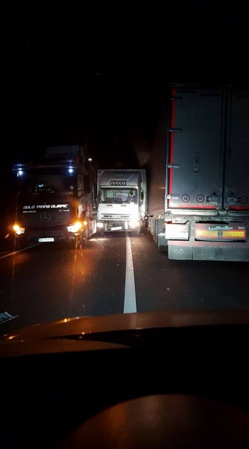 Trei TIR-uri blochează DN7 între Veștem și Tălmaciu. Actualizare: s-a reluat circulația