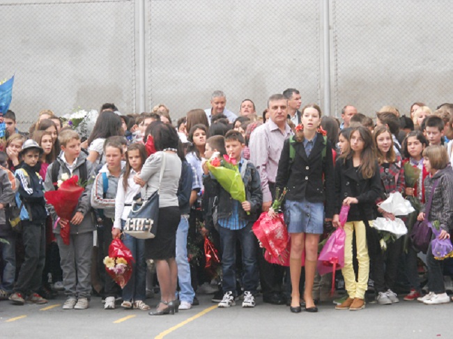 A început școala: elevi emoționați, clase încă în reparații și școli fără dascăli