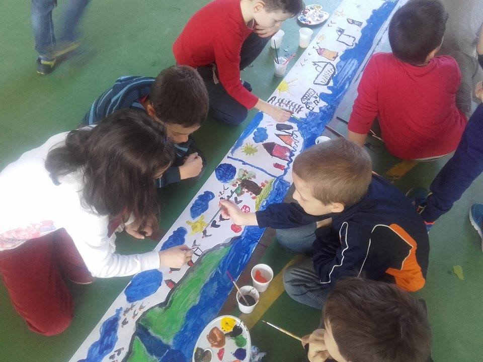 În cinstea apei: elevii Școlii nr. 18 au realizat o pictură gigantică