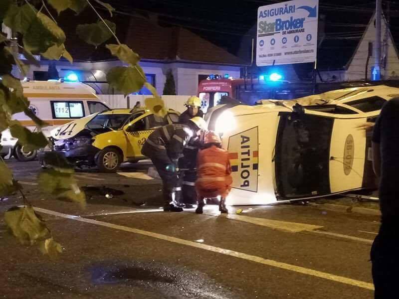 Un polițist a circulat pe interzis, apoi nu a acordat prioritate și s-a lovit în plin de un taxi: patru răniți