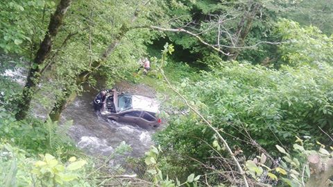Mașină răsturnată în râul Avrig după ce a căzut 10 metri într-o râpă