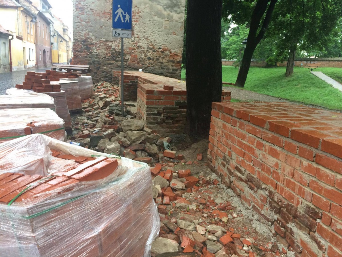 FOTO – Lucrări la zidul din Parcul Cetății