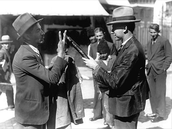 1930. Uniforme noi pentru servitorii orașului Sibiu