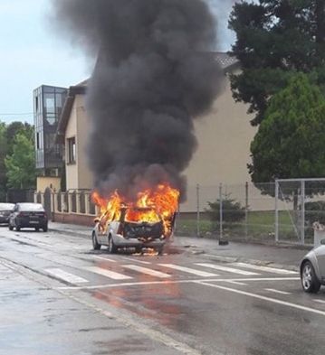 Incendiu pe strada Luptei. O mașină distrusă complet VIDEO