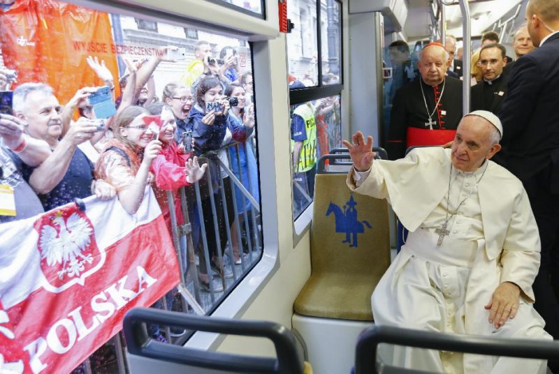 Papa Francisc s-a plimbat în Cracovia cu un tramvai (FOTO)