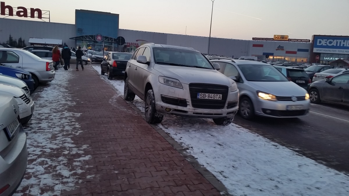 FOTO – Accesul și parcarea la mall au ajuns un chin. Ce rute alternative exista?