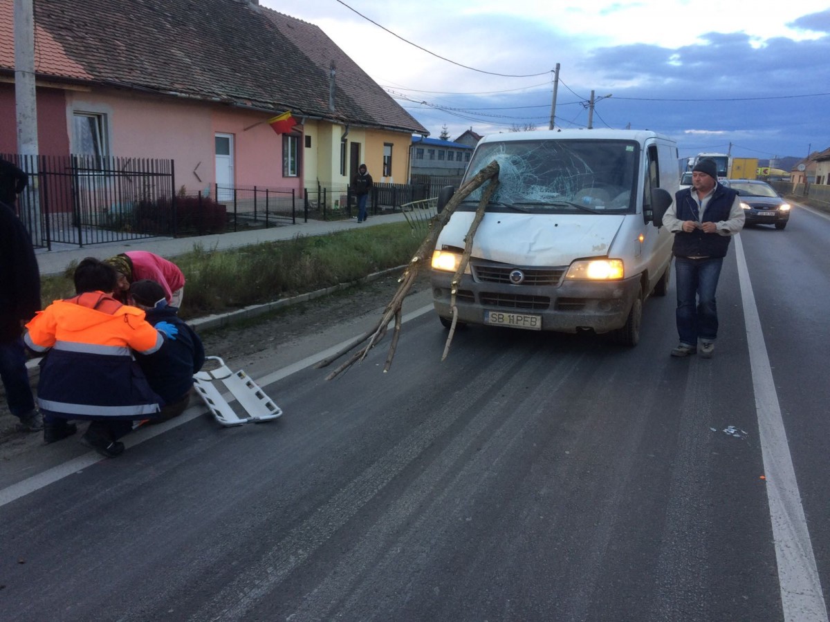 FOTO. Un bărbat băut a fost lovit de un microbuz. Și șoferul  a consumat alcool