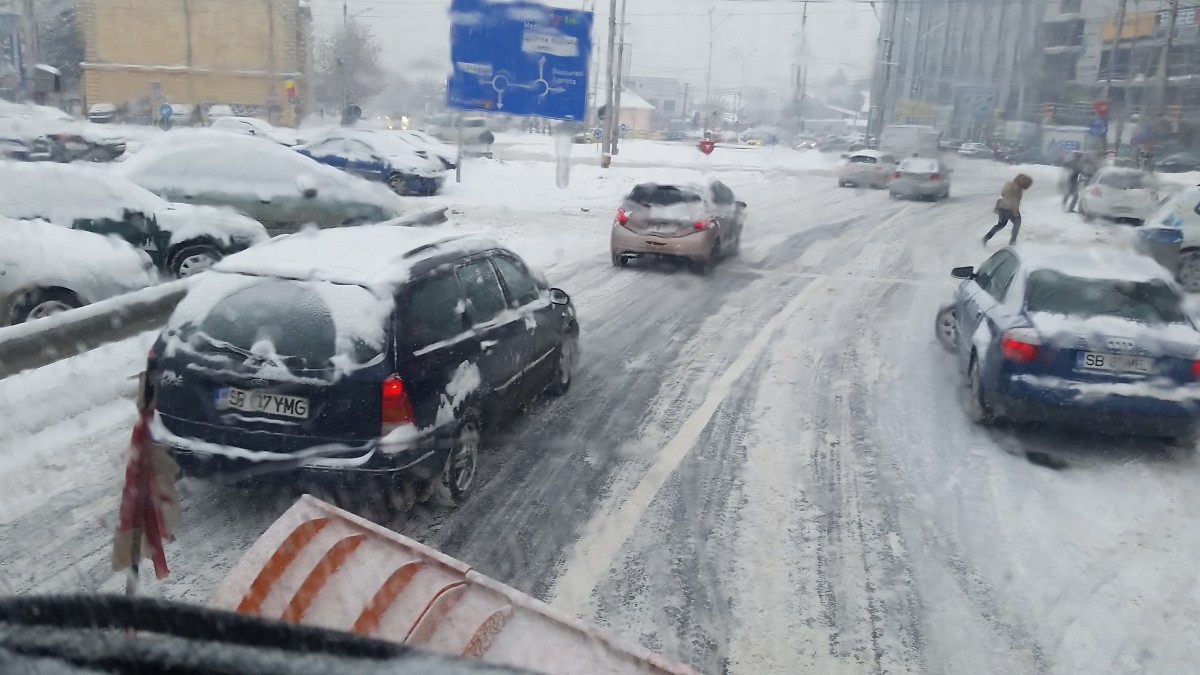 FOTO – VIDEO M-am plimbat cu mașina de deszăpezire prin oraș. Am înțeles de ce nu sunt drumurile ”negre”