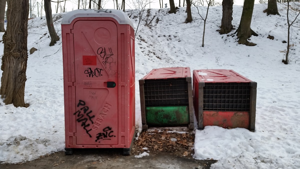 FOTO – Cum arată toaletele publice din parcul Sub Arini. Câte amenzi a dat Poliția Locală?