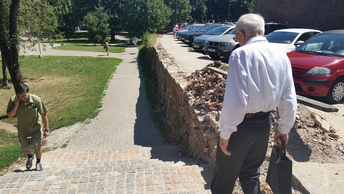 Lucrări de reparații în Parcul Tineretului. Zidul a fost demolat
