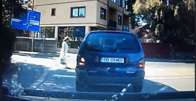 VIDEO Femeie aproape călcată de o mașină, pe trecerea de pietoni