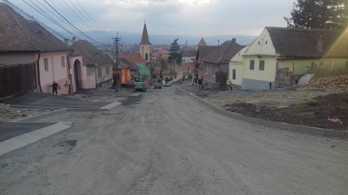 Locuitorii de pe strada Mălinului, nemulțumiți de cum se reface strada. Primăria explică