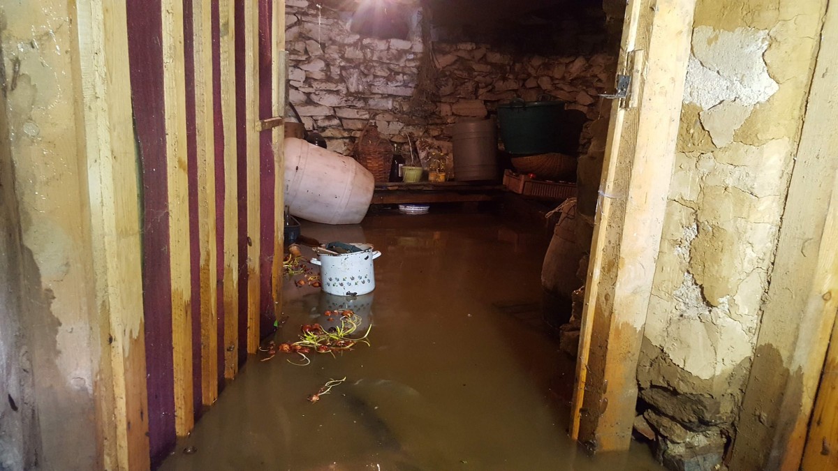 Urmările ploii de azi-noapte: Mai multe subsoluri și curți inundate în Sibiu