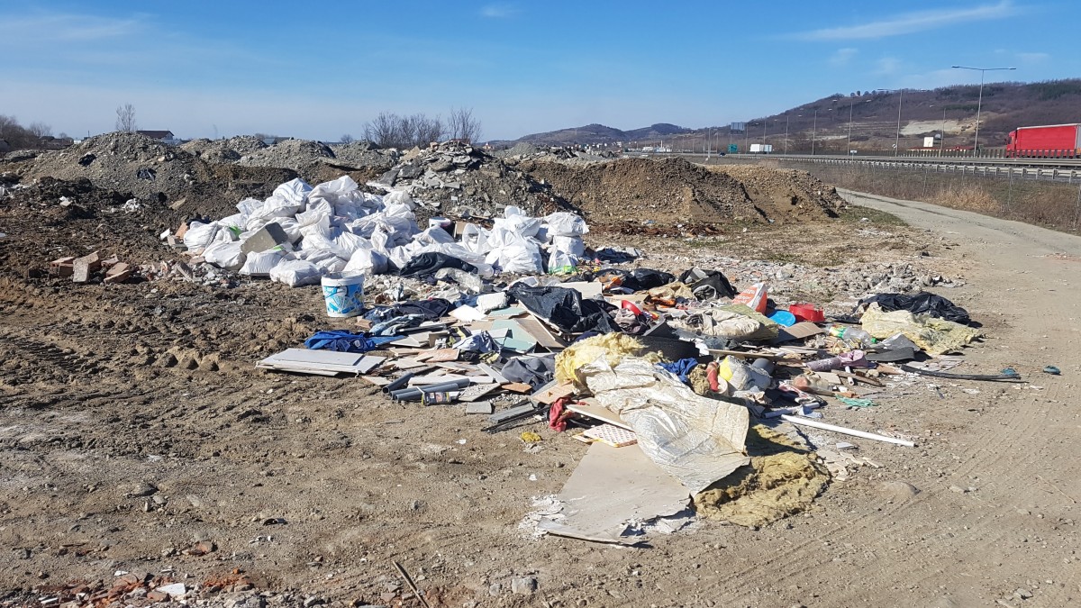 Foto-Video De câte insituții este nevoie pentru a strânge deșeurile de lângă centura Sibiului?