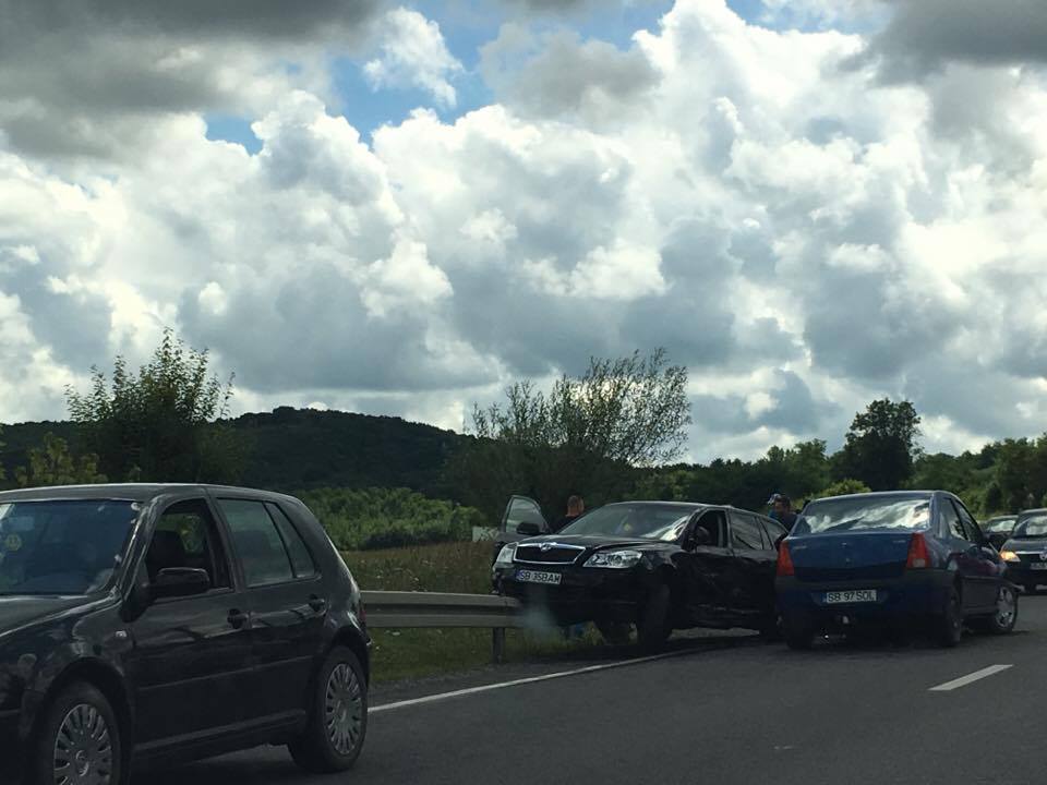 FOTO Accident în Slimnic. I s-a deschis capota în mers
