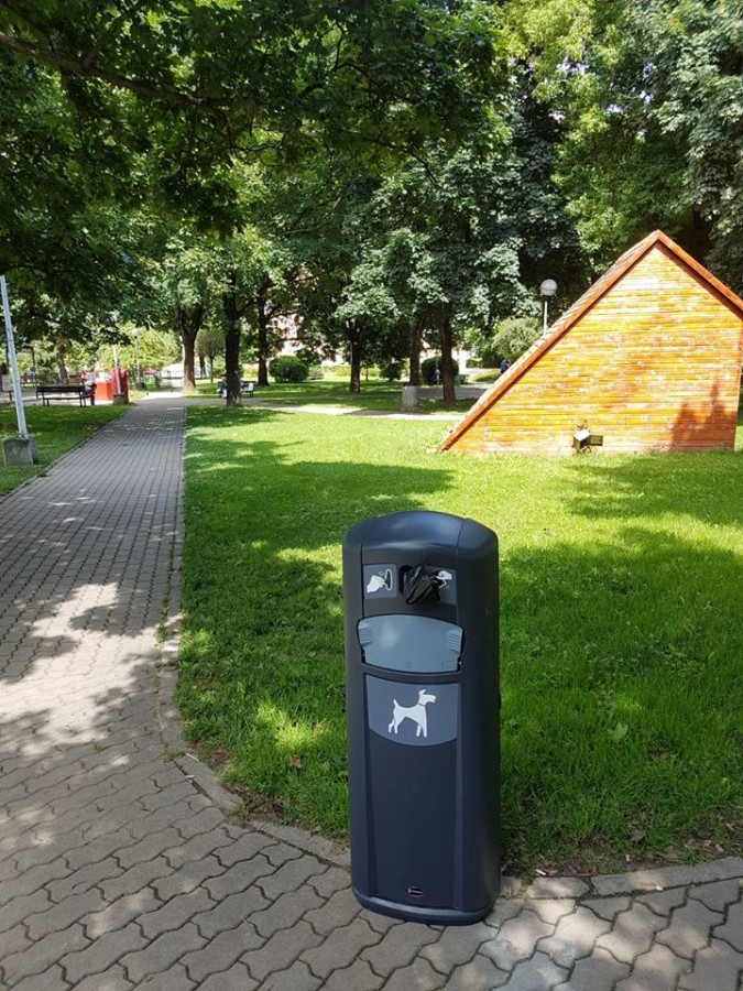 Aproape 40 de coșuri pentru murdăria lăsată de câini