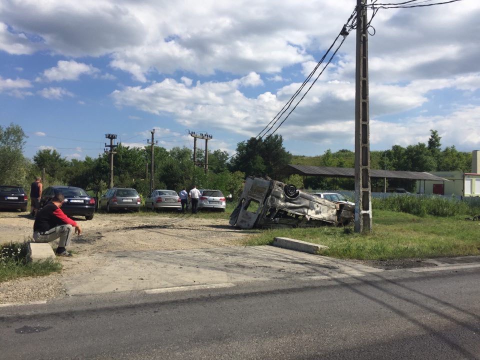 S-a răsturnat și a luat foc. Accident spectaculos în Șeica Mare FOTO