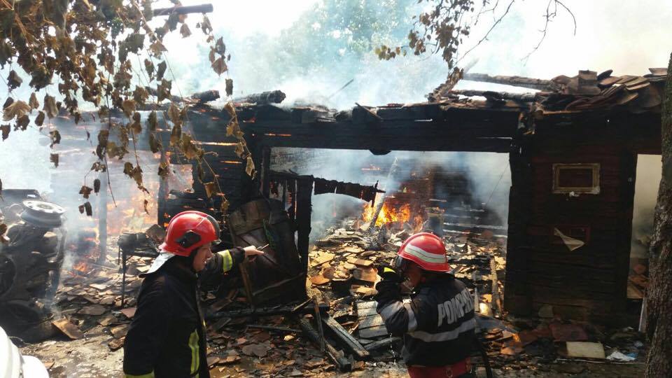 FOTO Două mașini, o șură și două anexe, arse dintr-un foc