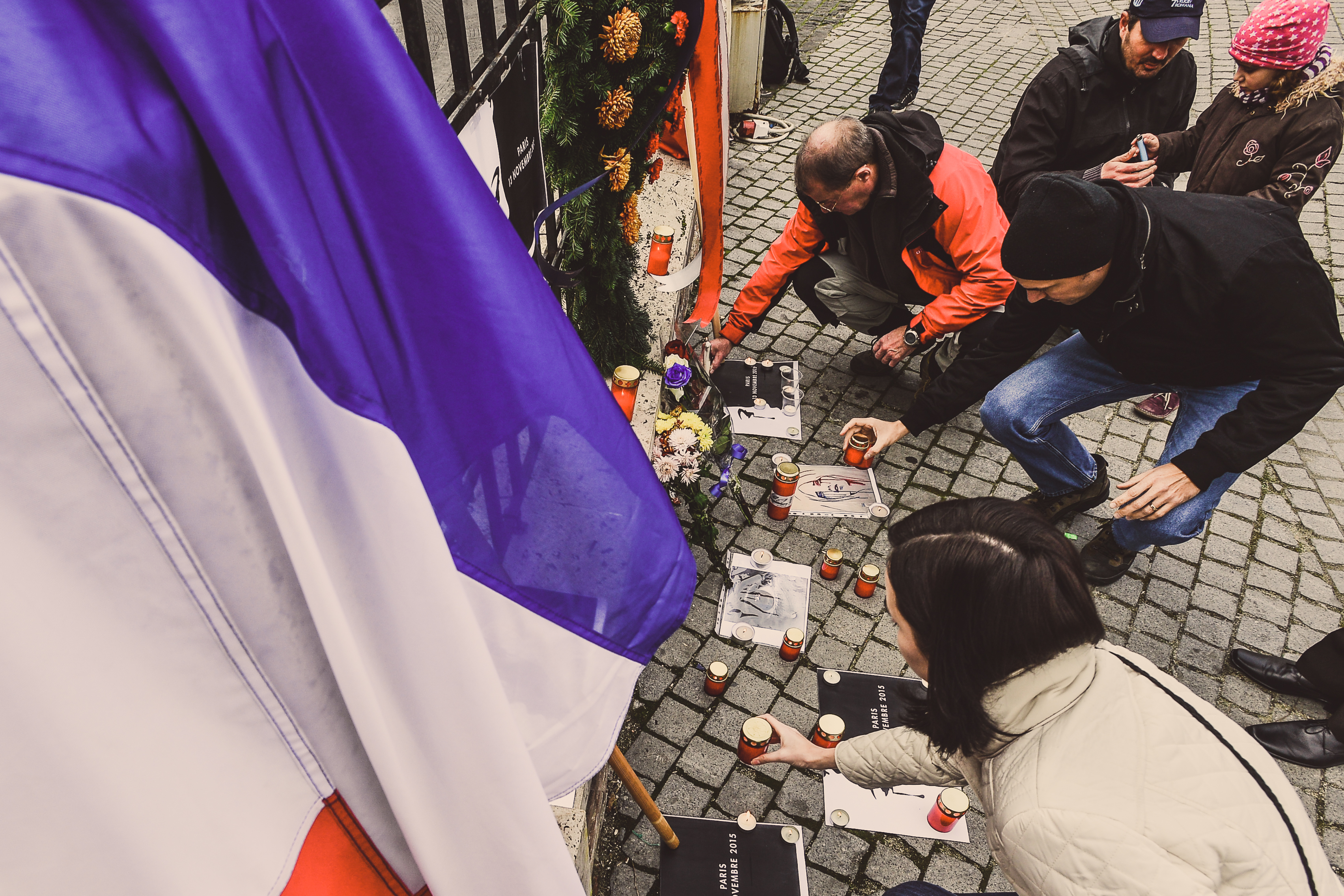 FOTO VIDEO | Aproximativ 100 de francezi şi români au ţinut un moment de reculegere, în Piaţa Mică, pentru victimele din capitala Franţei