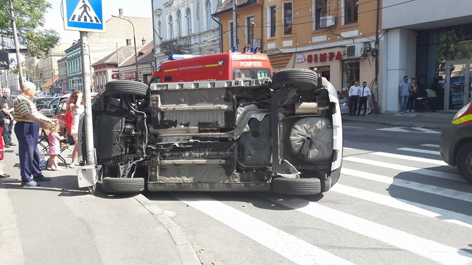Mașină răsturnată pe b-dul Victoriei. Cinci victime, dintre care doi copii | foto