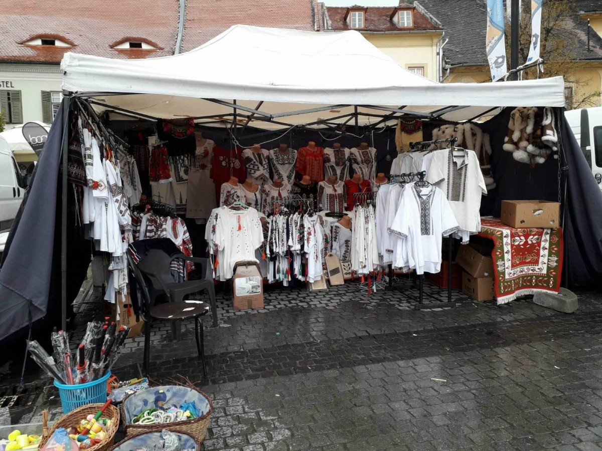 Cultura romilor, celebrată în Piața Mică: ”Sunt româncă, pentru că nu am învățat țigănește”