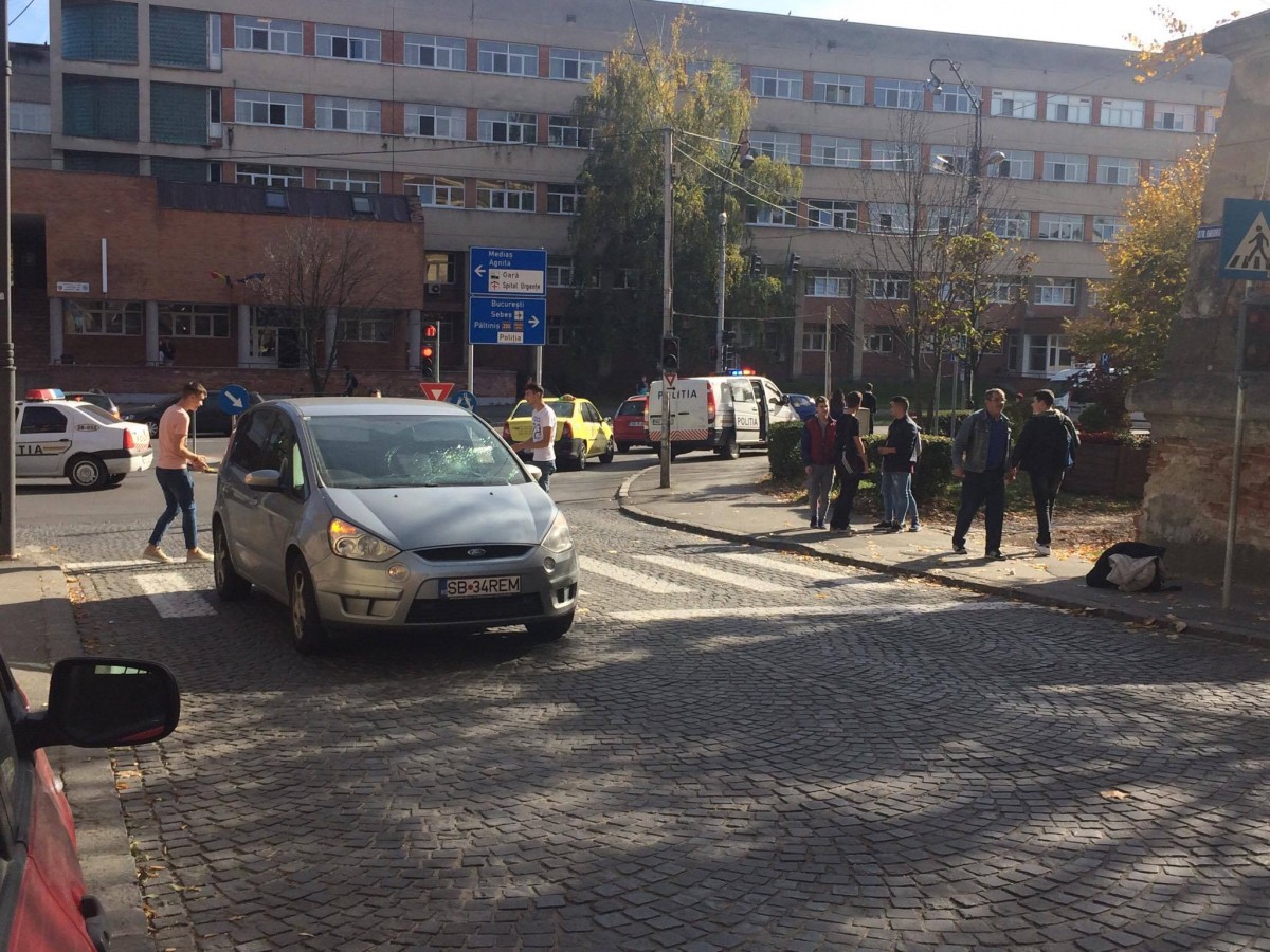 FOTO - Tânără lovită pe trecerea de pietoni, în centrul istoric
