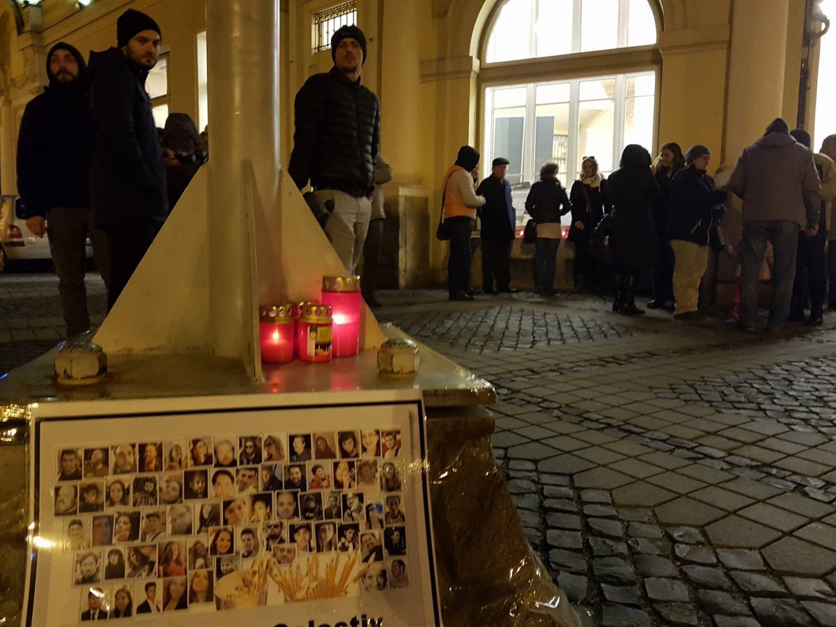 FOTO-VIDEO Zeci de sibieni în Piața Mare în amintirea tragediei de la Colectiv. ”Suntem prea puțini, am uitat prea repede”