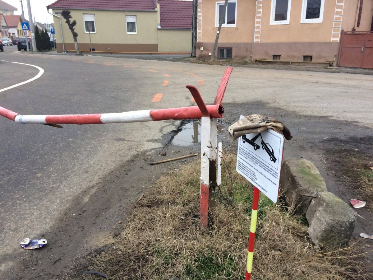 FOTO-VIDEO Bariera de la Calea Turnișorului e blocată. Un șofer a lovit-o azi-noapte și a fugit