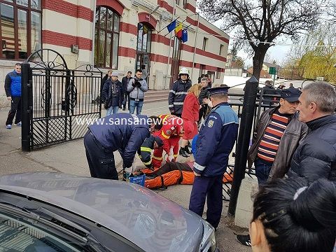 O maşină a intrat într-un grup de persoane, la o școală din Buzău