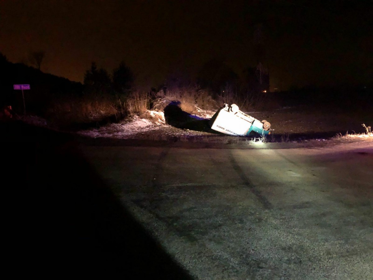 Autoutilitară răsturnată pe DN 14