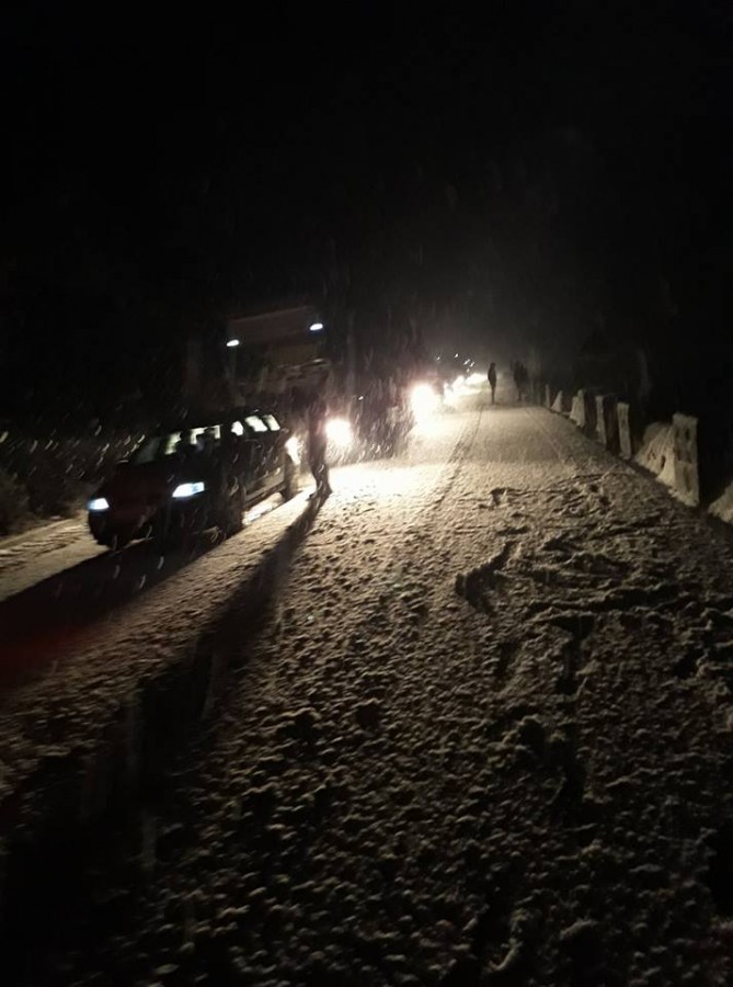 Turiști au rămas blocați în zăpadă, între lacul Negoveanu și Păltiniș